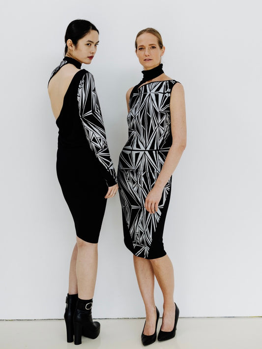 kaseee-Kleid mit asymetrischem Rückenausschnitt und Kragen