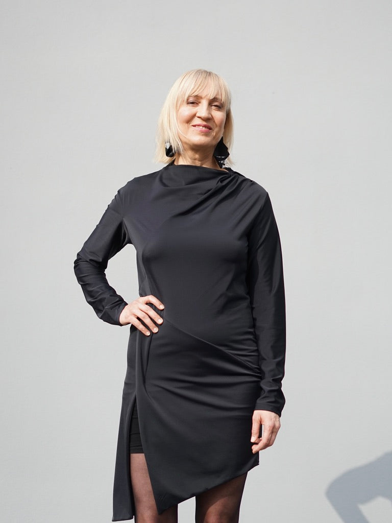 kaseee-Kleid mit asymmetrischen Ausschnitt