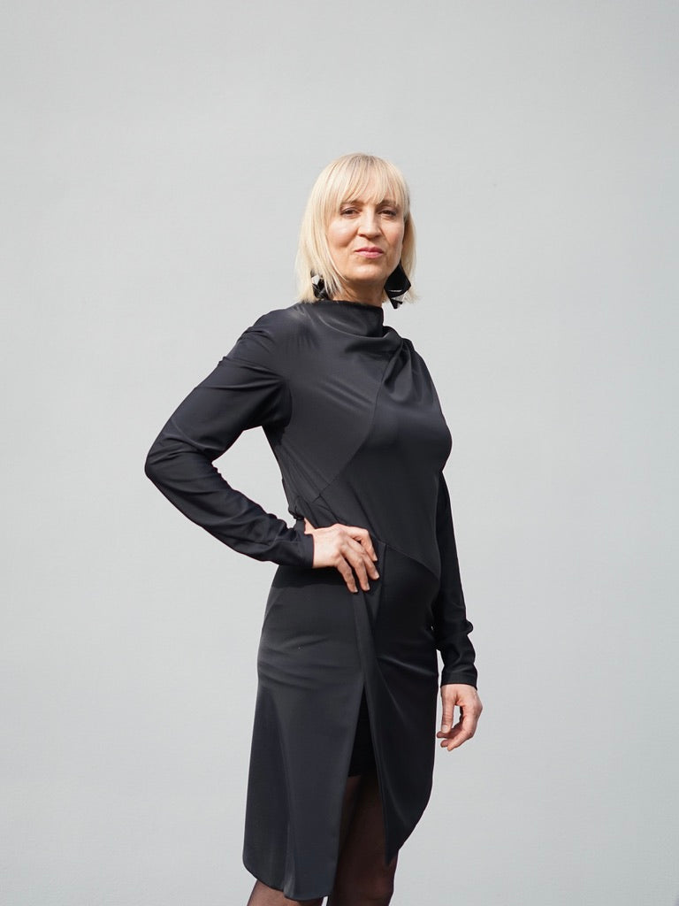 kaseee-Kleid mit asymmetrischen Ausschnitt