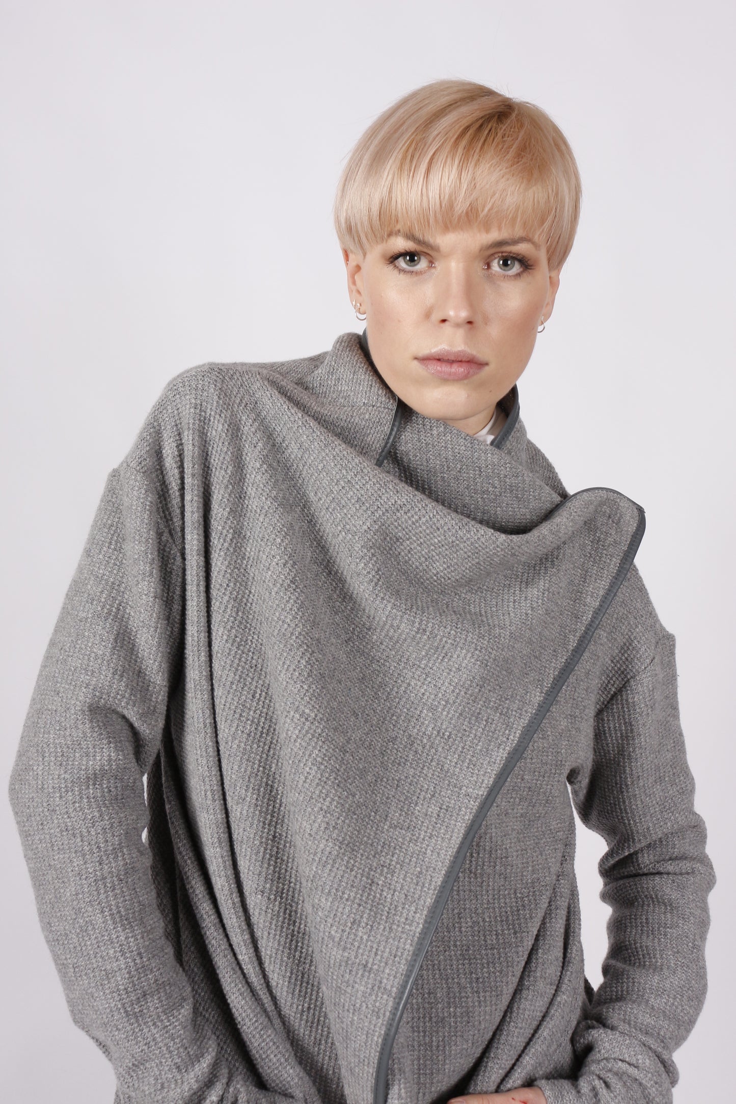 kaseee KSELINNA Strickmantel Wolle/Polyamid Mischgewebe mit Leder gepaspelt