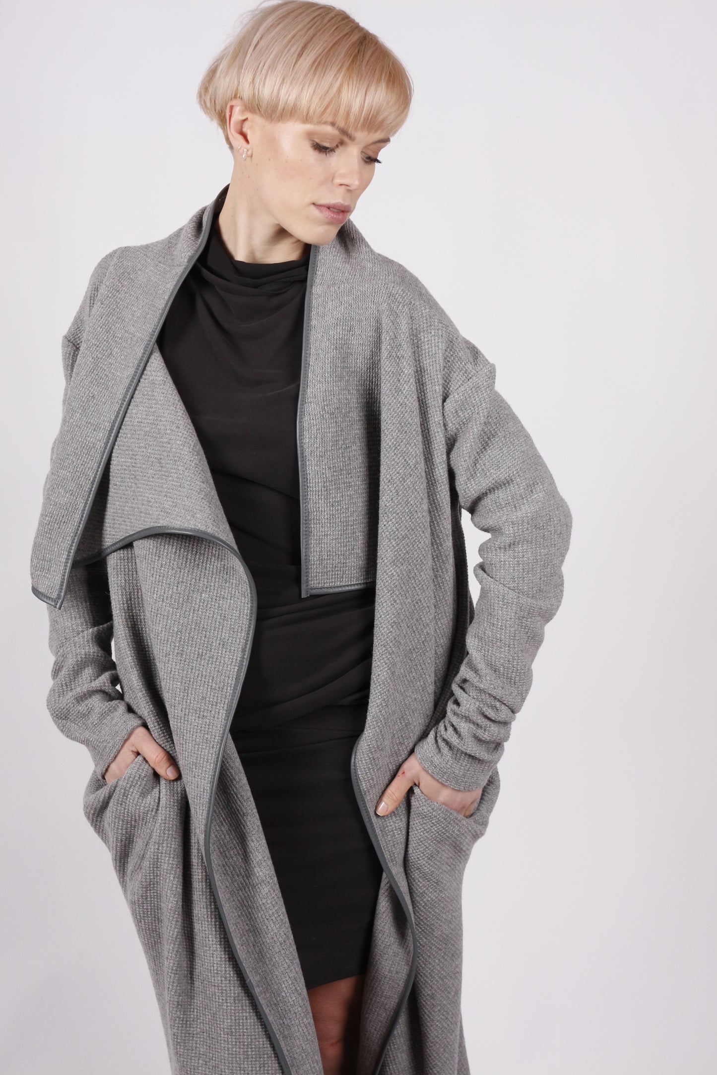 kaseee KSELINNA Strickmantel Wolle/Polyamid Mischgewebe mit Leder gepaspelt