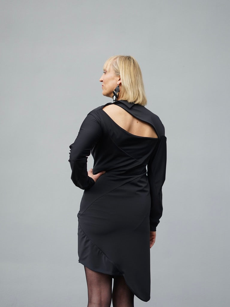 kaseee-Kleid mit asymmetrischen Ausschnitt